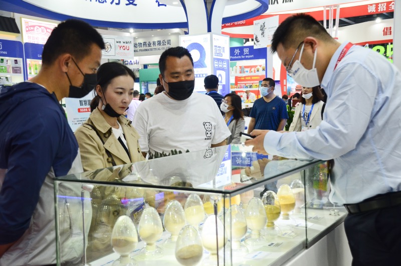 1621432370823053.jpg 参展人员驻足观看样品.jpg