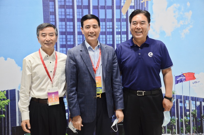 1621432782527756.jpg 领导合影.jpg