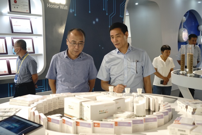 1627820219462173.jpg 耿院长参观展厅.jpg