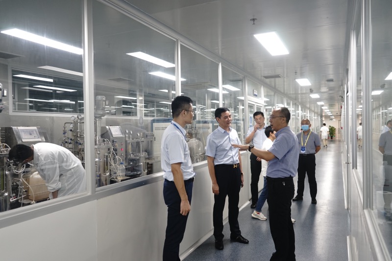 1627820229367909.jpg 耿院长参观研发中心.jpg