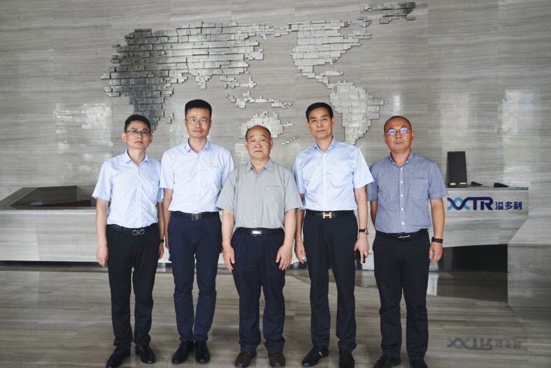 1627820249180012.jpg 与王理事长合影.jpg