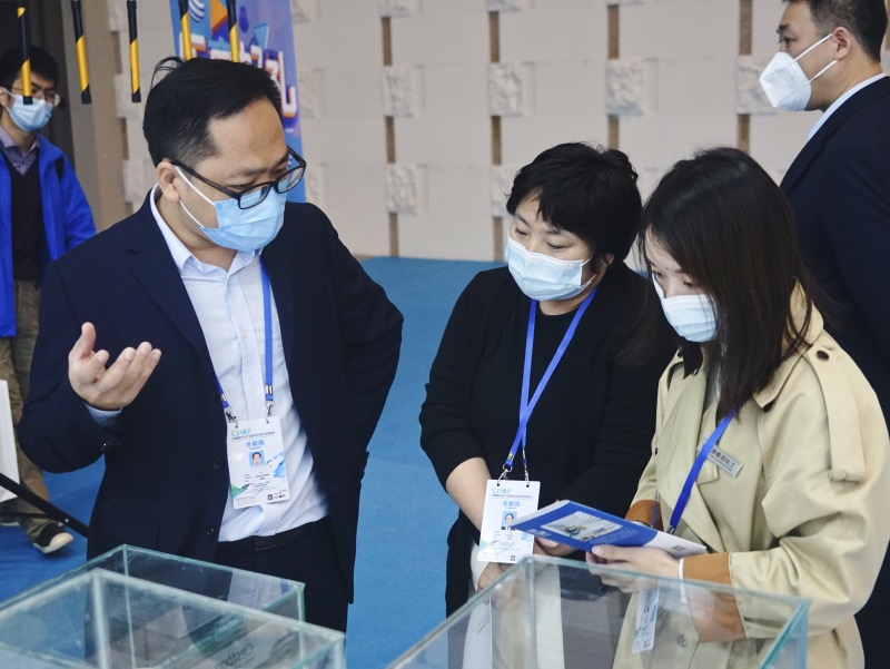 1634826352391012.jpg 参展人员驻足1.jpg