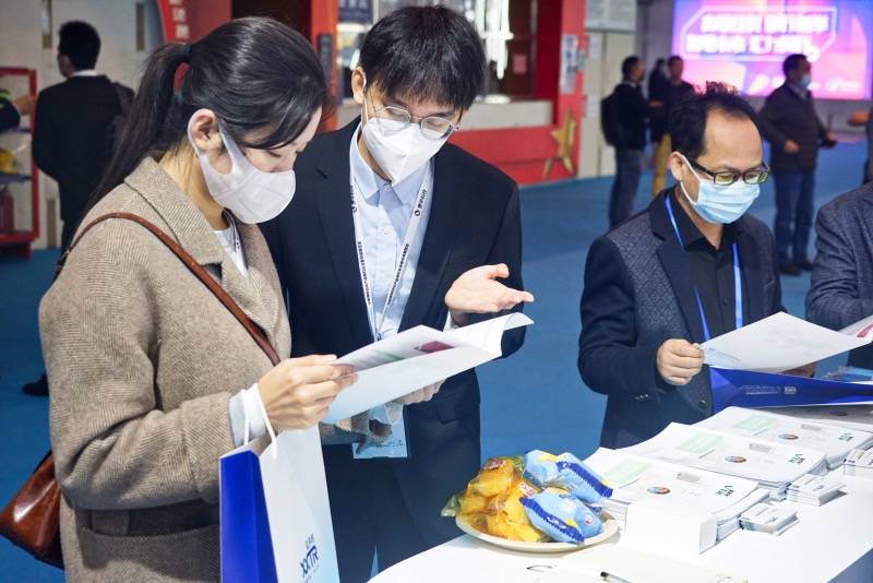 1634826375102403.jpg 参展人员驻足2.jpg