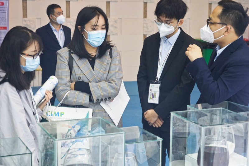 1634826386212684.jpg 参展人员驻足3.jpg